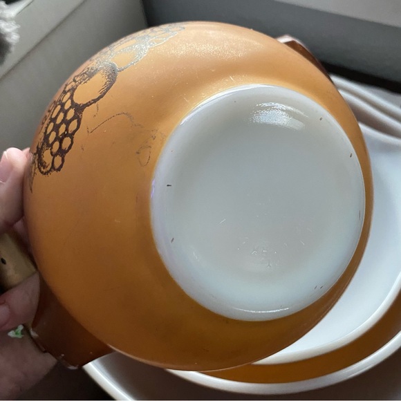 Pyrex Old Orchard Nesting Mixing Bowls - Picture 5 of 9